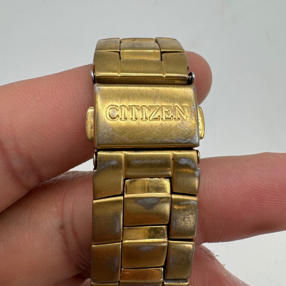 Citizen Eco-Drive WR100 Gold Tone Men's Watch E101-K17551 Day Date Solar - Picture 5 of 6